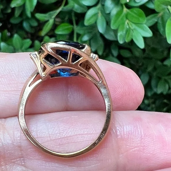 VINTAGE 10K YELLOW GOLD LARGE ROUND SYNTHETIC BLUE SPINEL RING SPRING HALLMARK